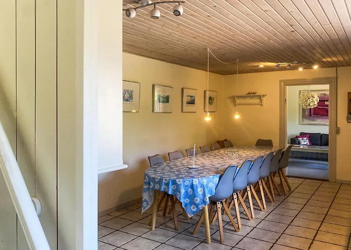 6 Bedroom Beautiful In בית נופש *